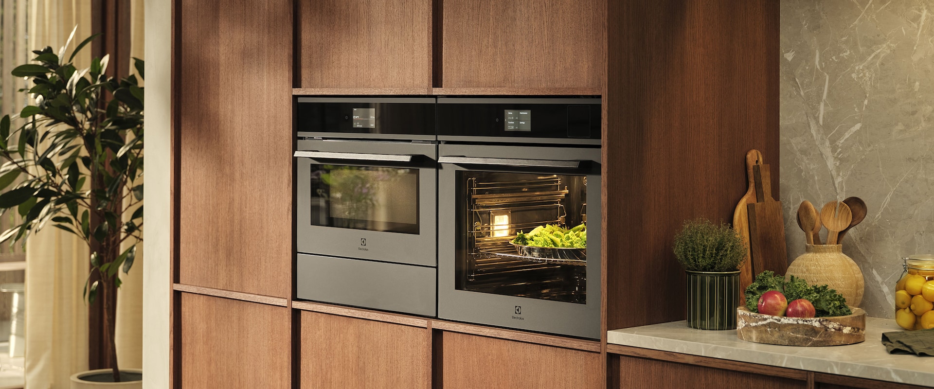 Køkkenudsigt med grøntsager på bordet og ovne i baggrunden